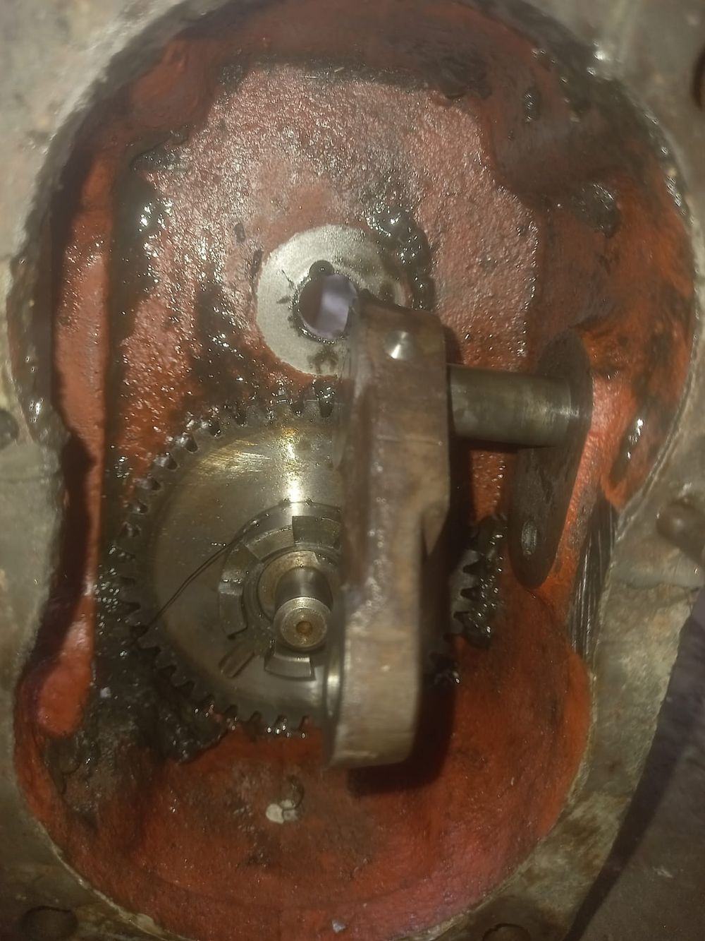 Alojamiento interior de la caja con horquilla, engranaje, eje central y restos de lubricante