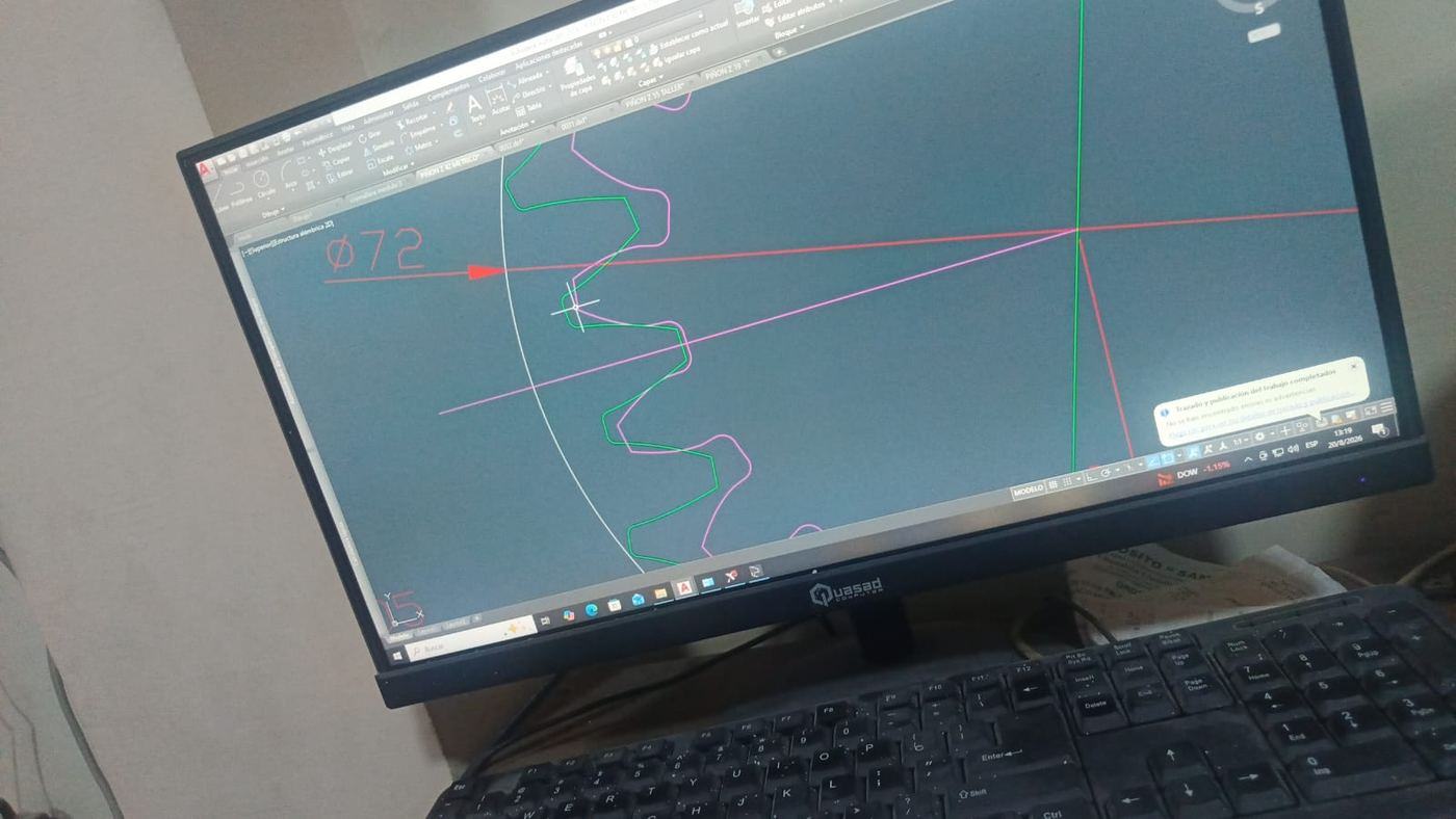 Pantalla de AutoCAD con dos perfiles de diente superpuestos en verde y magenta sobre una circunferencia de referencia de diámetro 72